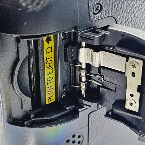 Nikon D90 DSLR Camera w/ 50mm 1.8 & 18-105mm 3.5-5.6 Lenses - Picture 10 of 14